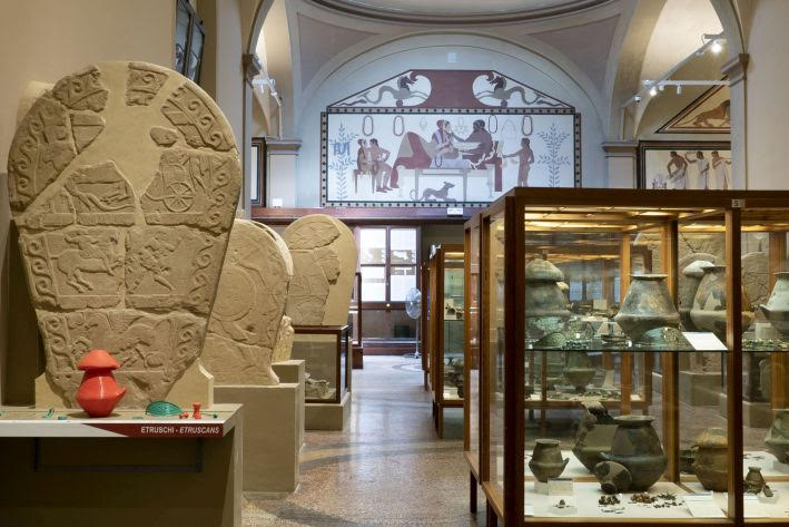 Una delle postazioni del percorso allestita nella grande sala del Museo Civico Archeologico dedicata a Bologna etrusca. Foto Ornella De Carlo. Courtesy Settore Musei Civici Bologna