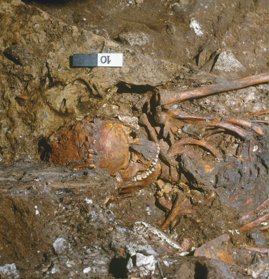 Una delle sepolture della Grotta Paglicci (Gargano)