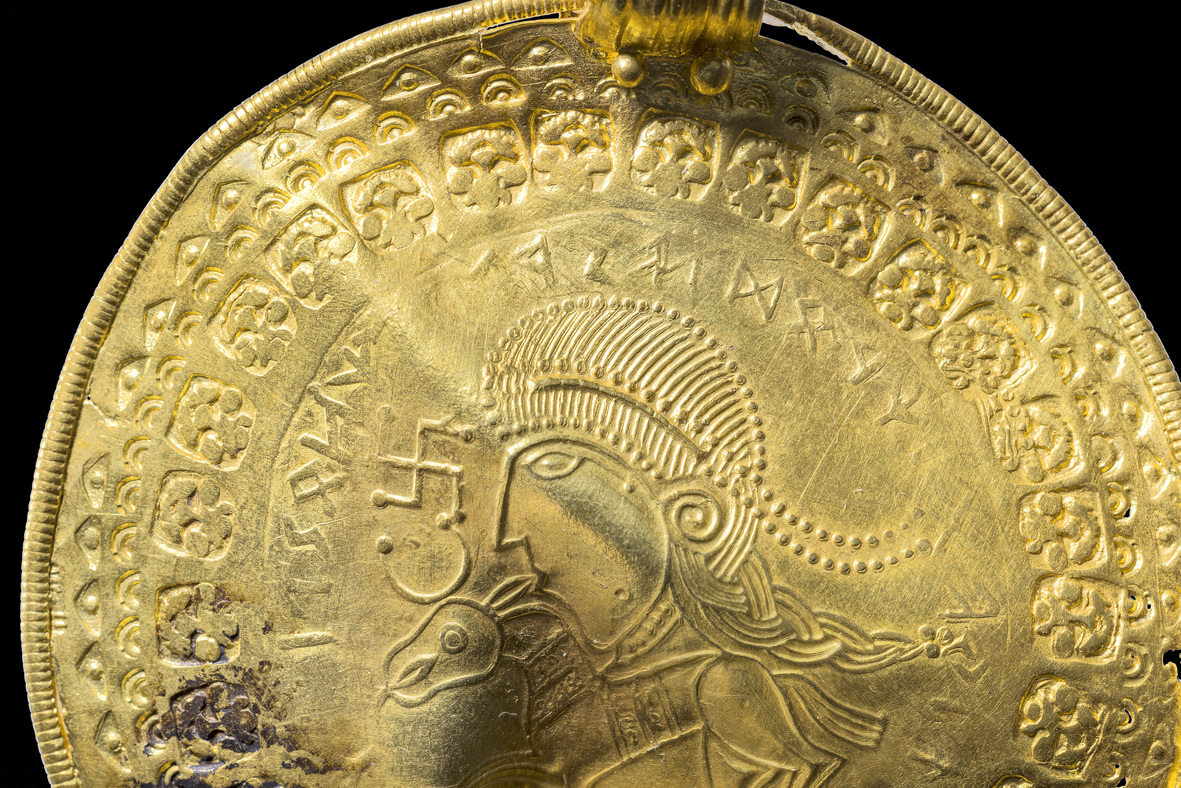 Il bratteato d’oro con l’iscrizione di Odino. Foto: Arnold Mikkelsen, The National Museum of Denmark.