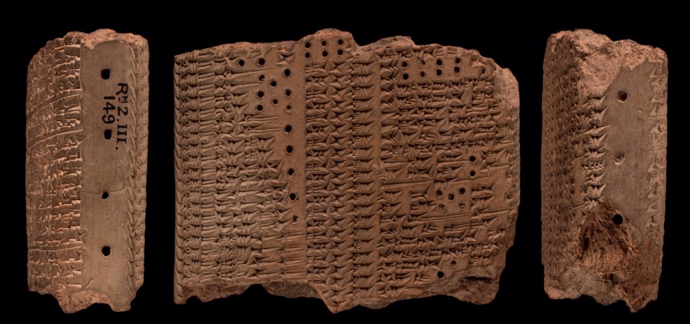 QUEI FORI MISTERIOSI SULLE TAVOLETTE DI ASSURBANIPAL, INTELLIGENZA ARTIFICIALE PER SVELARE IL SIGNIFICATO