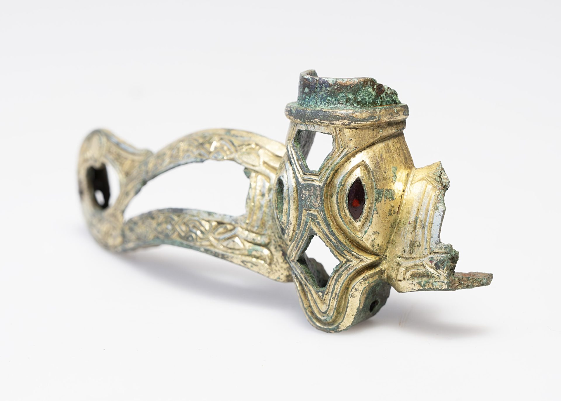 Frammento di elmo dorato con gemma rossa scoperto a Lejre, Danimarca