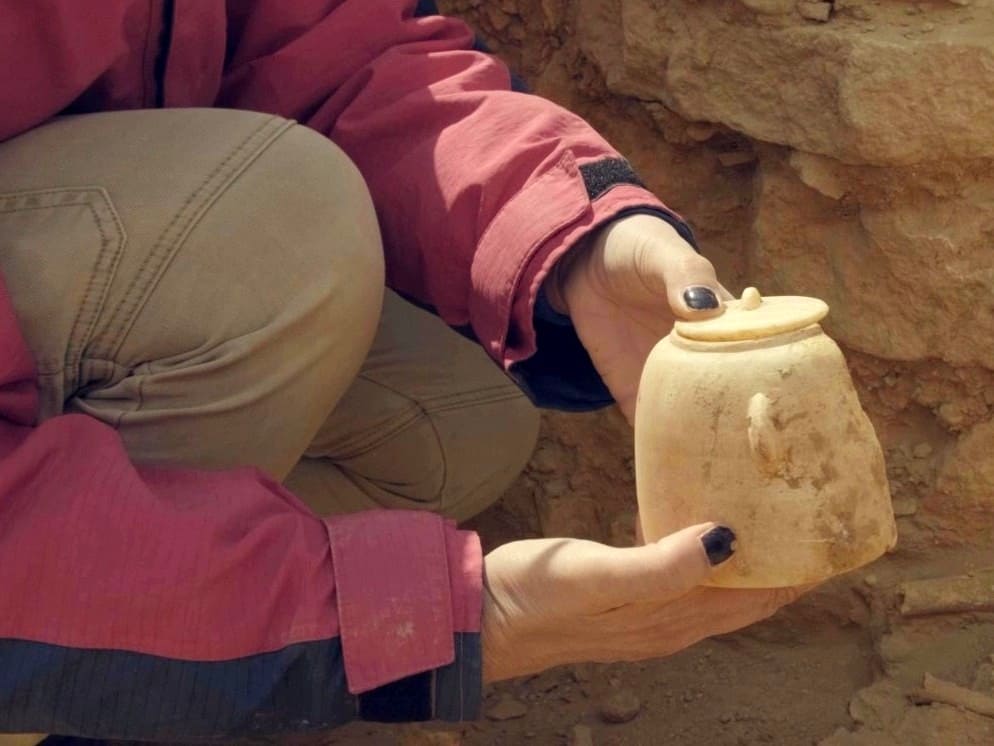 Resti archeologici in una tomba di 2.500 anni scoperta nel deserto del Negev