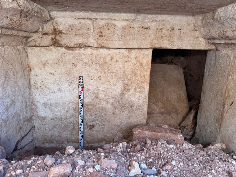 “A Gelliano e al dio Giove”: scoperto in Albania un eccezionale mausoleo romano (con iscrizione bilingue)