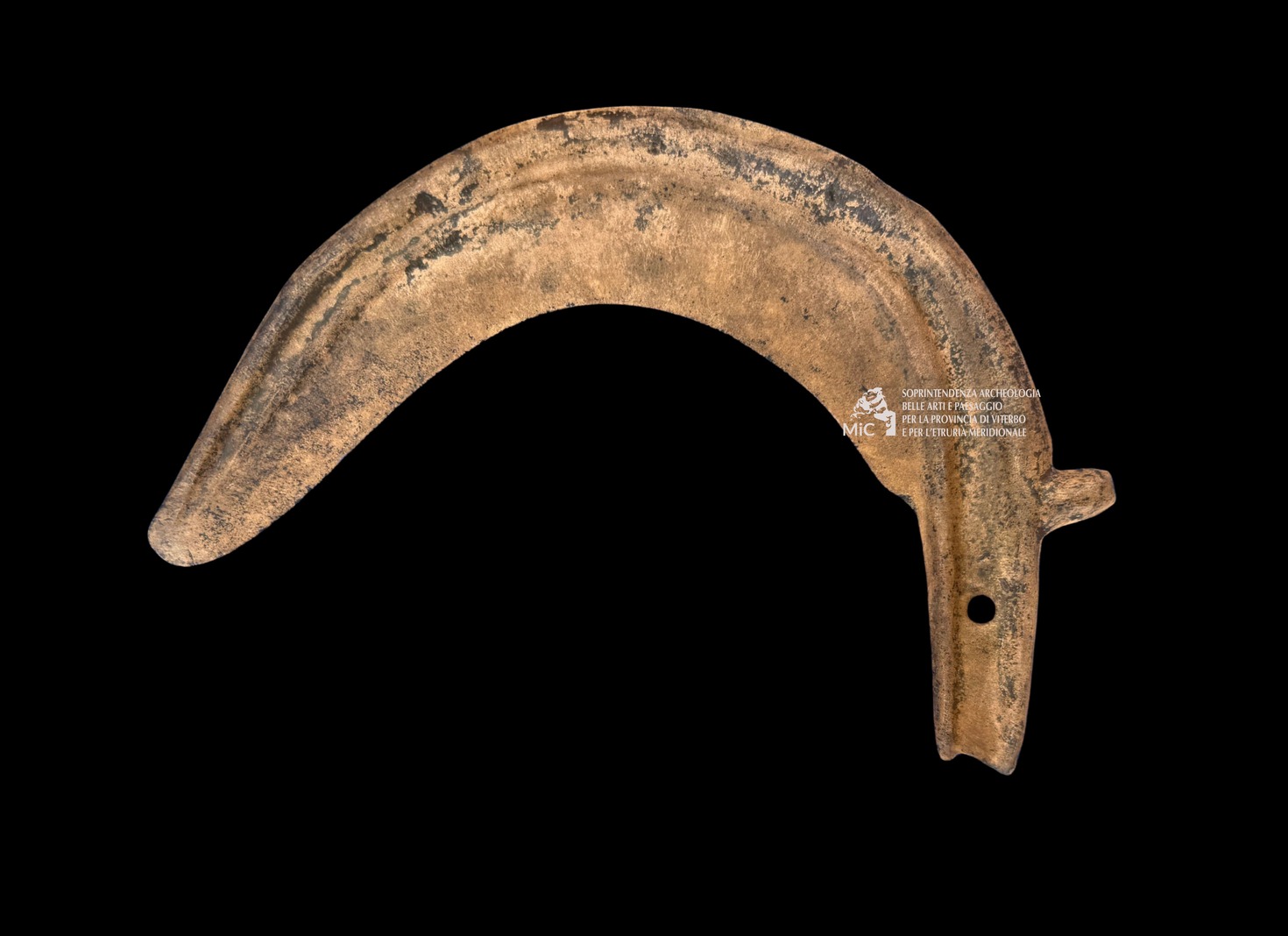 Scoperte tra le palafitte del lago di Mezzano: gli scavi svelano preziosi reperti dell’età del Bronzo