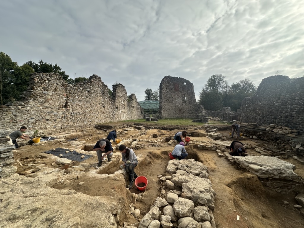 Nuove scoperte a Castelseprio: lo scavo riporta in luce una tomba dell’età del Ferro, un’iscrizione romana e i resti di un edificio di epoca gota