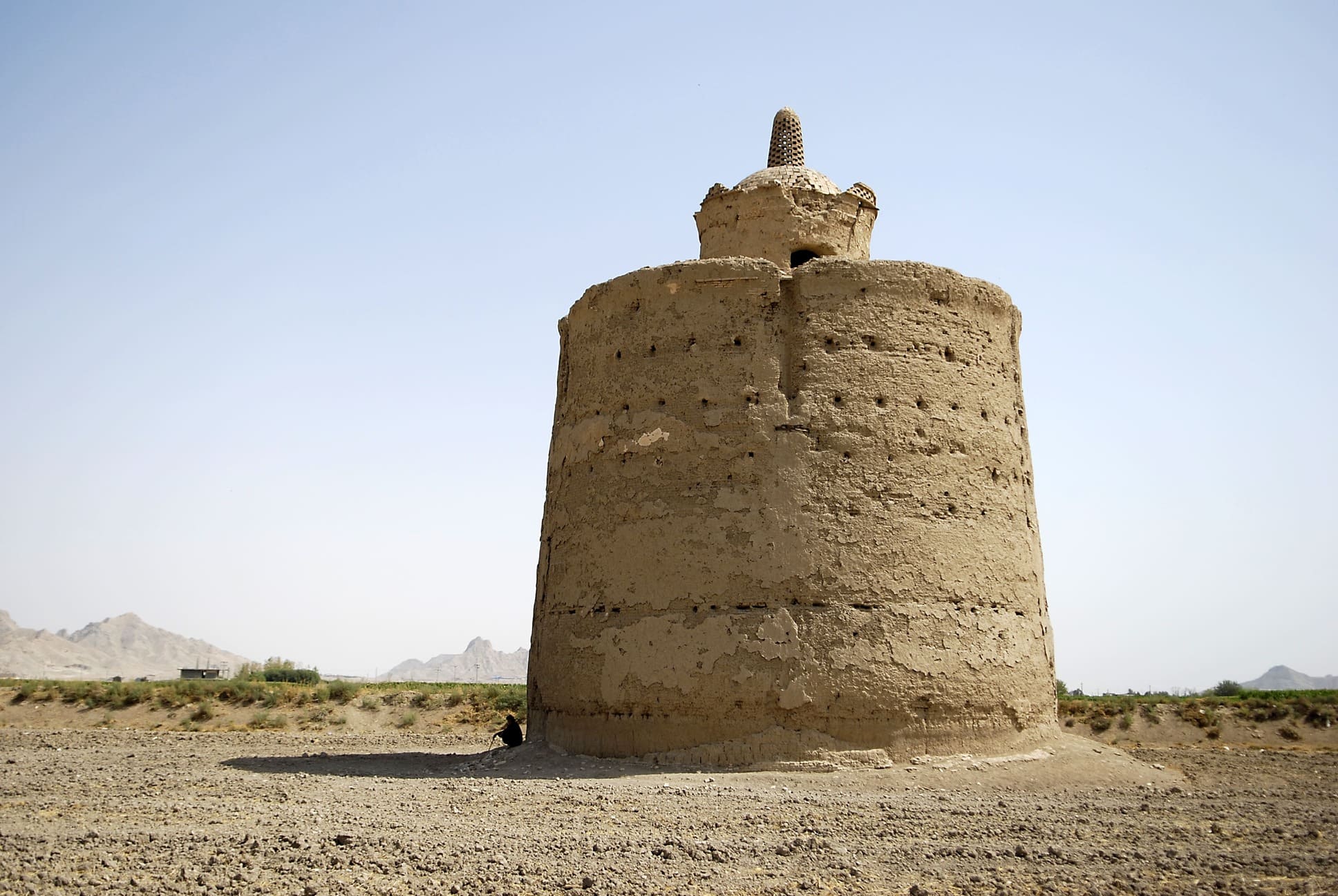 I “Giganti gentili” di Esfahan: al Museo Canonica di Roma una mostra sulle torri colombaie dell’antico Iran