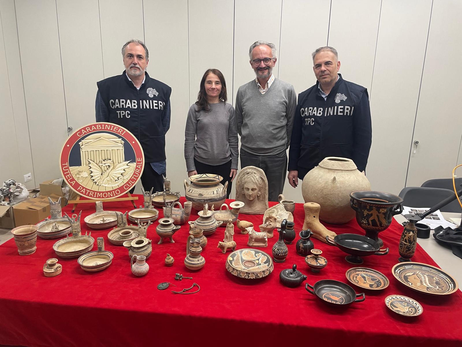 Foggia, restituiti 44 reperti archeologici alla Soprintendenza: nuovo successo dei carabinieri TPC contro il traffico illecito | LE FOTO