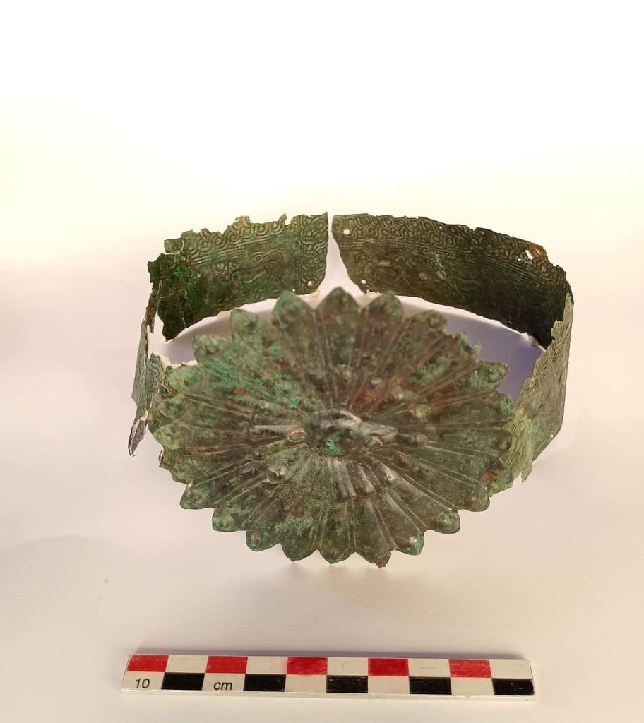 Grecia, ecco la “Signora dal diadema capovolto”: nuove tombe del VII secolo a.C. con straordinari corredi riemergono in Beozia