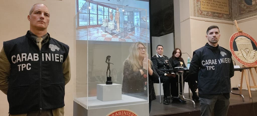 Bologna, dopo sessant’anni il bronzetto del guerriero etrusco rubato torna a casa. Il recupero grazie ai carabinieri TPC