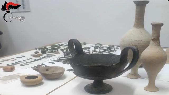 Archeomafia, il maxi-blitz che svela anni di scavi clandestini tra Sicilia e Calabria. Recuperati 10mila reperti | IL VIDEO
