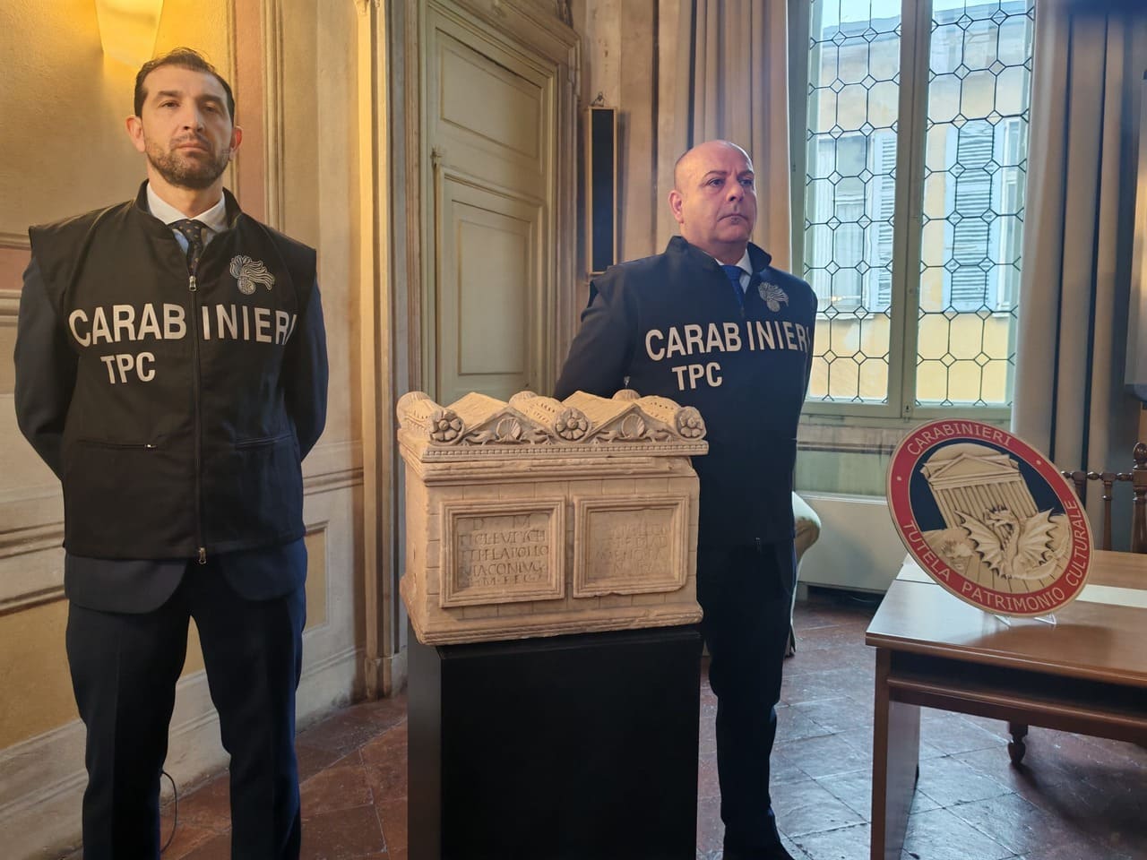 Brescia | Traffico illecito di beni culturali, cinque stele funerarie e un’urna cineraria romane restituite allo Stato