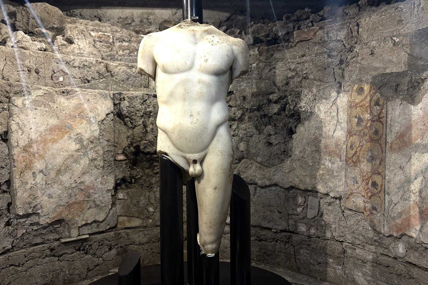 Catania, riapre il Portico dell’Atleta: sotto via Crociferi riemerge un corridoio romano del I secolo