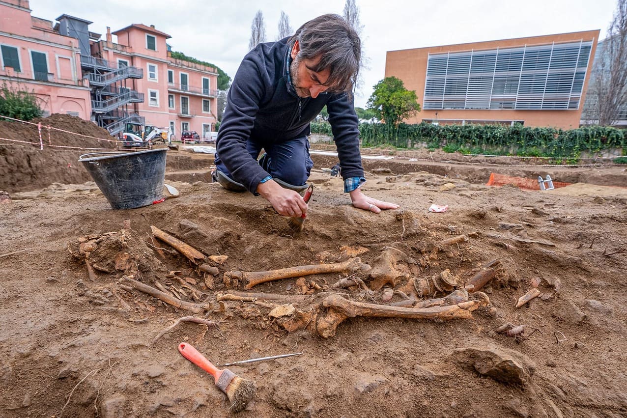 Roma, tombe affrescate e colombari dell’età imperiale: scoperta una necropoli monumentale lungo la via Ostiense | LE FOTO