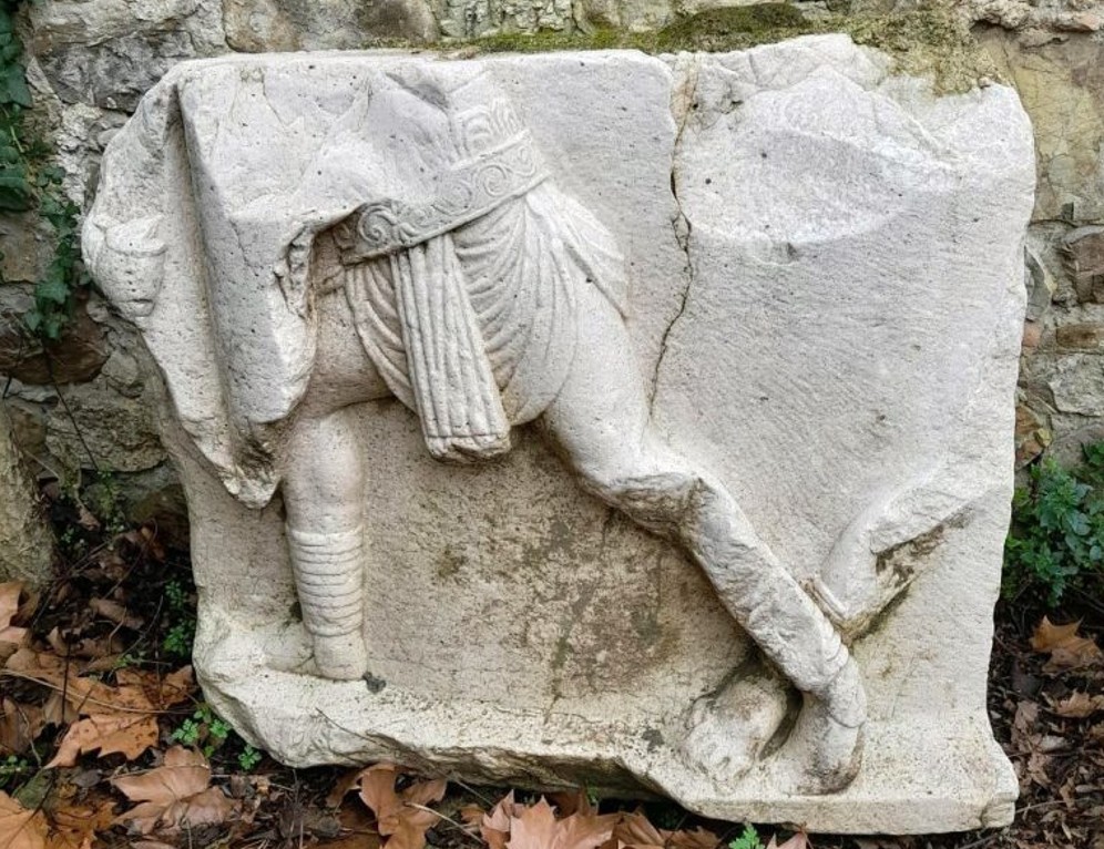  Apollosa (BN), lungo la via Appia riemerge un monumento funerario romano con scene di gladiatori