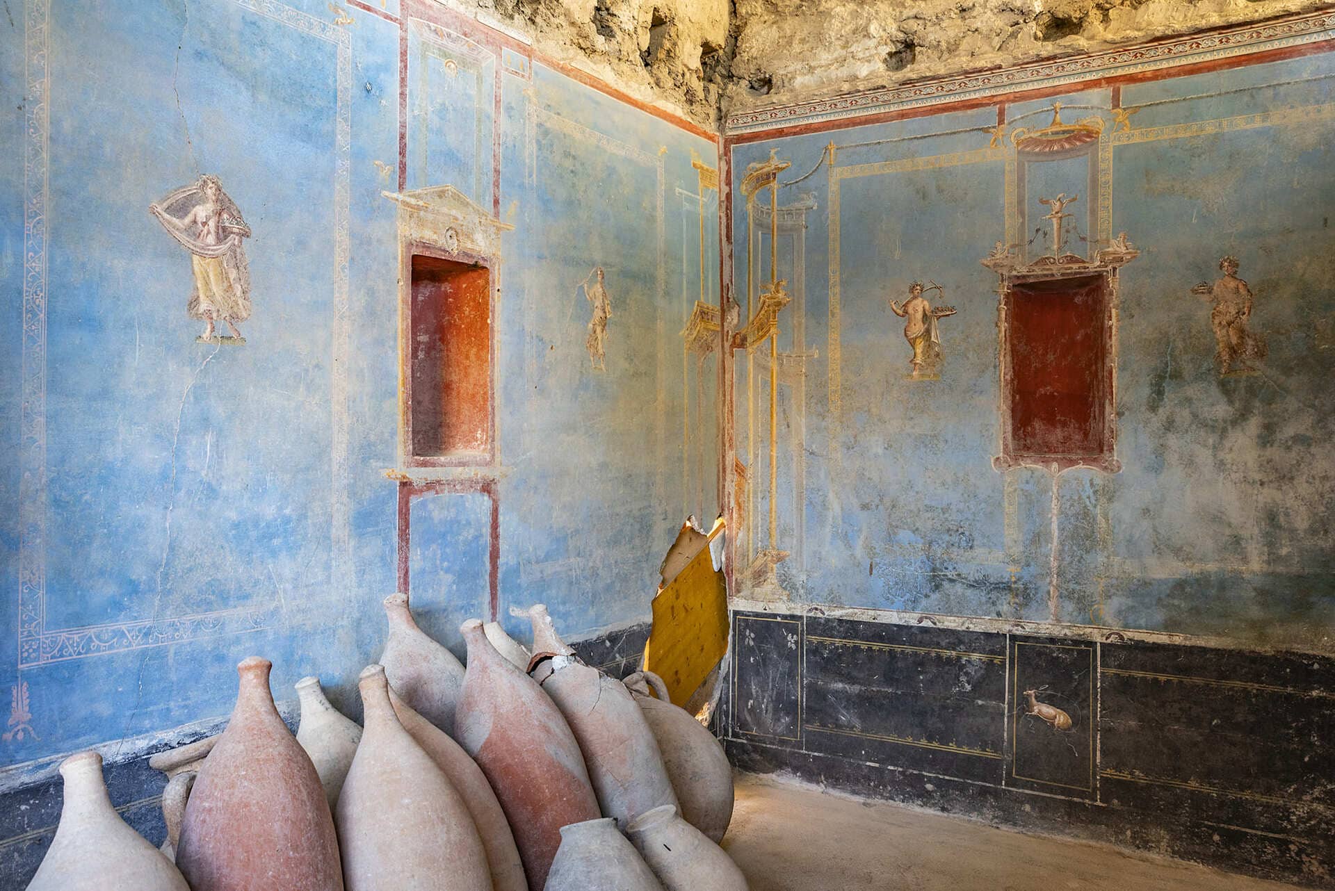 Quanto costava il blu delle pareti di Pompei? Uno studio rivela: serviva fra il 50% e il 90% del salario di un legionario