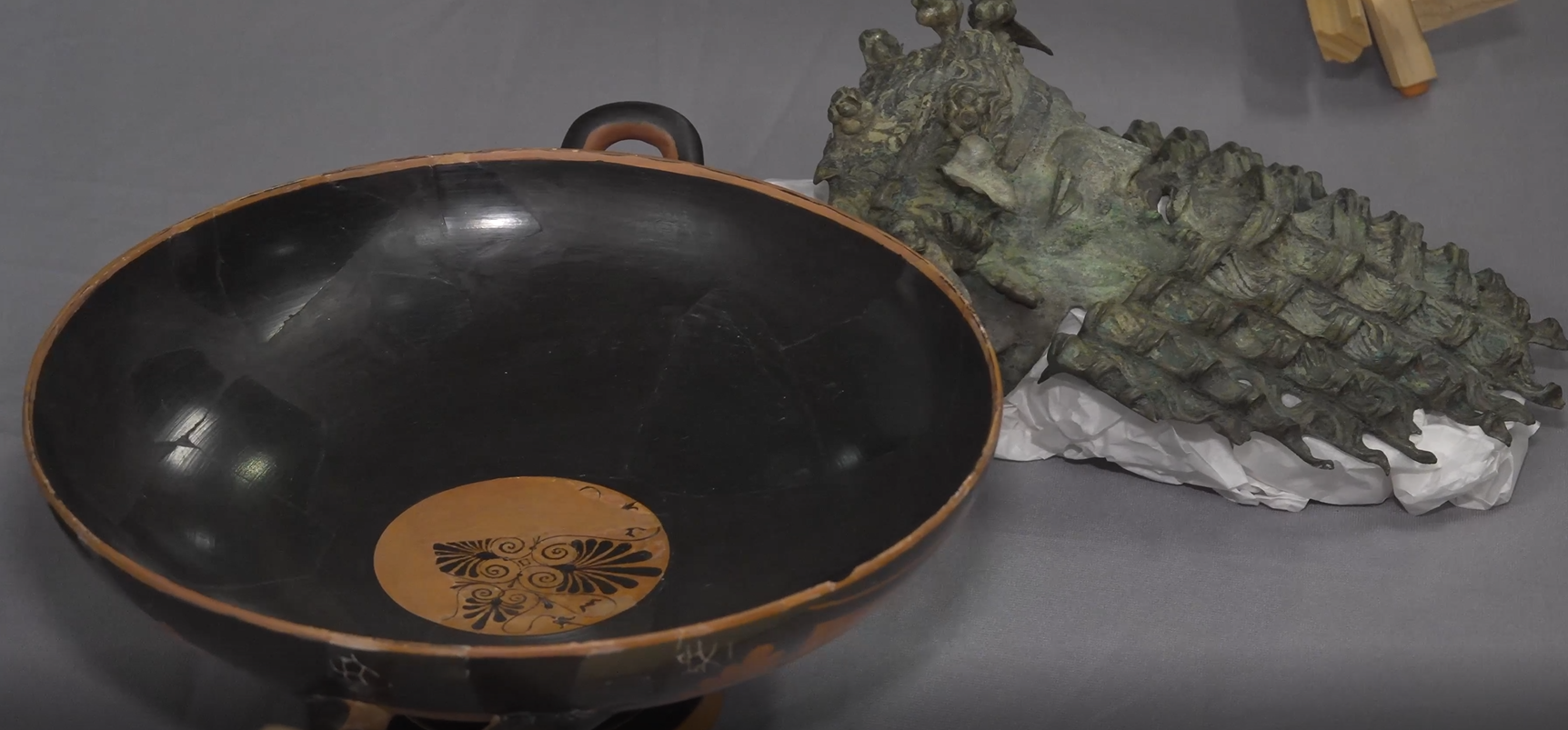 Stati Uniti restituiscono 17 opere all’Italia: reperti archeologici, libri rari e documenti storici