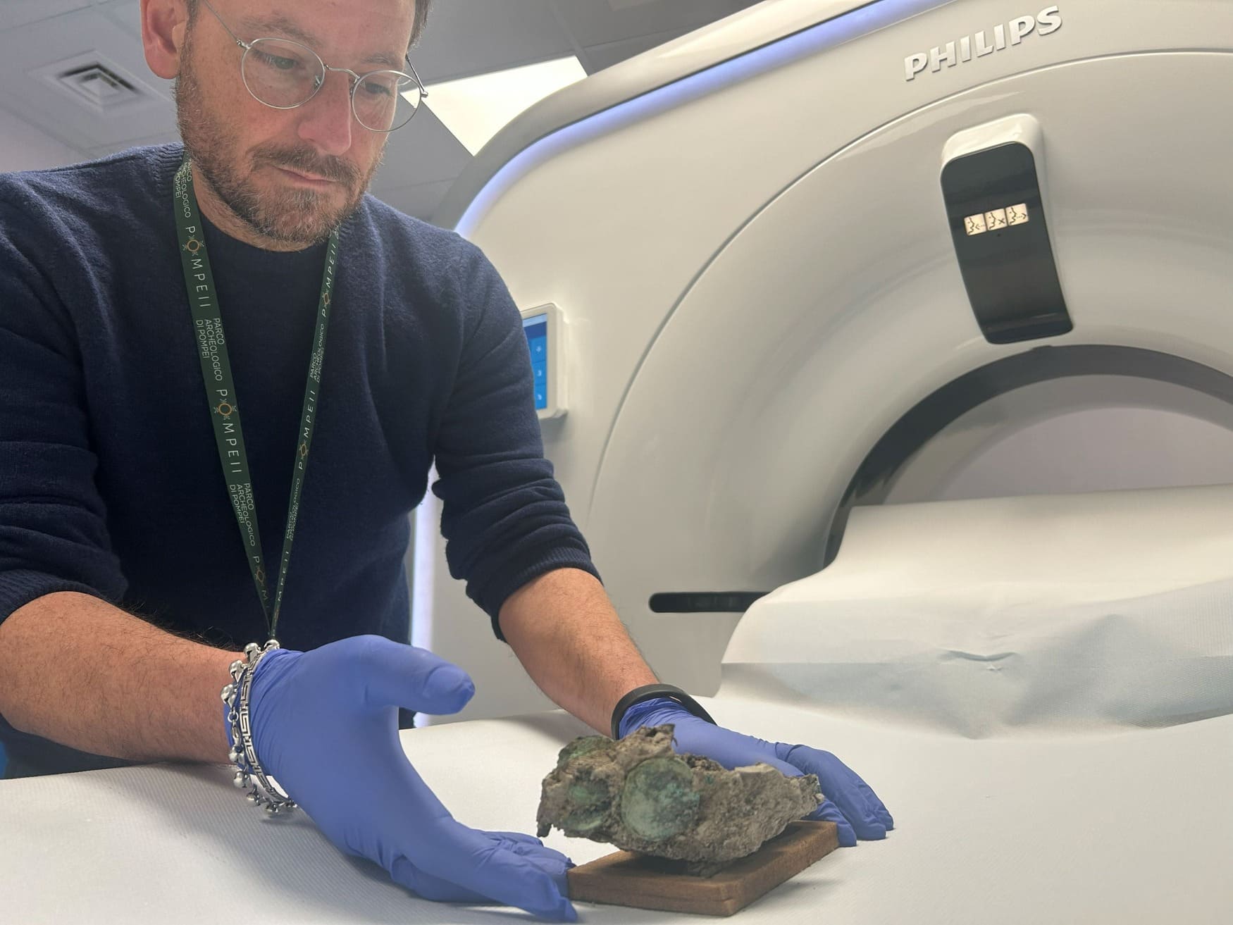 Pompei, un medico tra i fuggiaschi dell’eruzione: gli strumenti ritrovati nel calco dopo 60 anni | FOTO E VIDEO