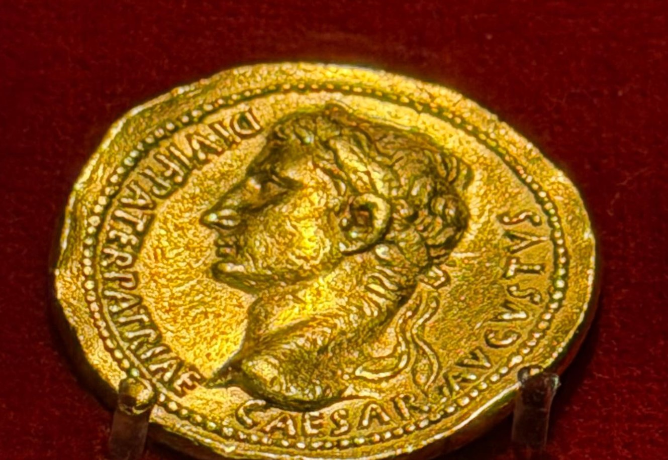 Napoli, riapre la sezione Numismatica del MANN: oltre 6mila monete, gioielli antichi e rarissimi tessuti d’oro