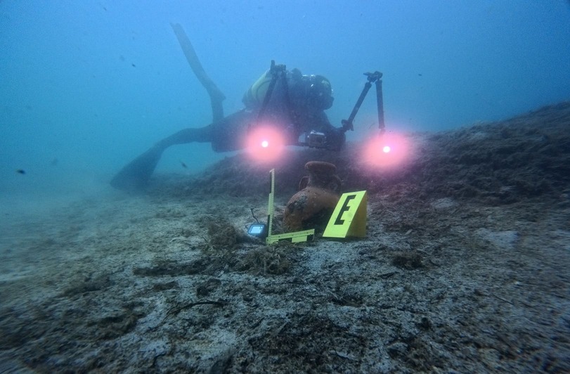 Lampedusa, il mare restituisce decine di anfore e reperti archeologici di età repubblicana e tardoantica | IL VIDEO