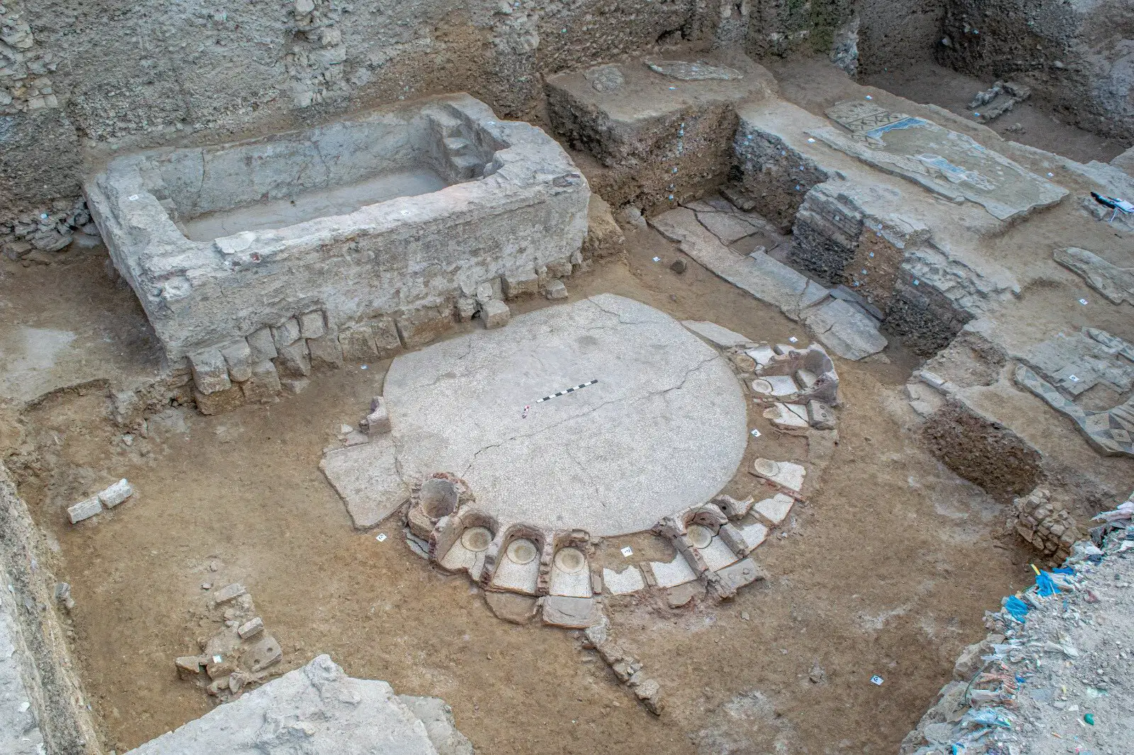 Terme spettacolari e una villa romana con mosaici: ad Alessandria d’Egitto affiora un nuovo quartiere dell’antica città