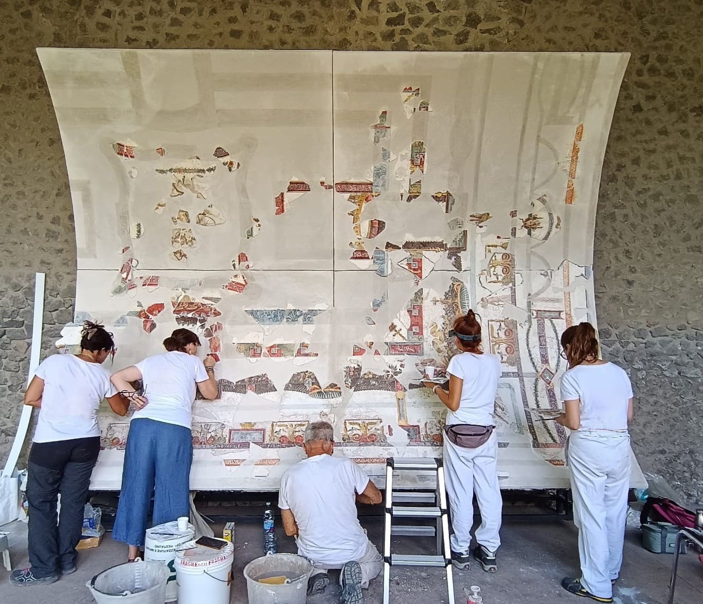 Pompei, restaurato il soffitto di una sala della Casa con Panificio: riemerge la ierogamia tra Dioniso e Arianna