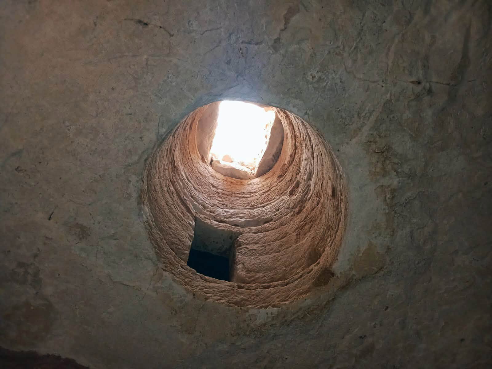 Lingue d’oro, sfingi e 18 tombe intatte: la necropoli di Marina El Alamein, in Egitto, racconta l’incontro tra tradizioni locali e cultura ellenistico-romana