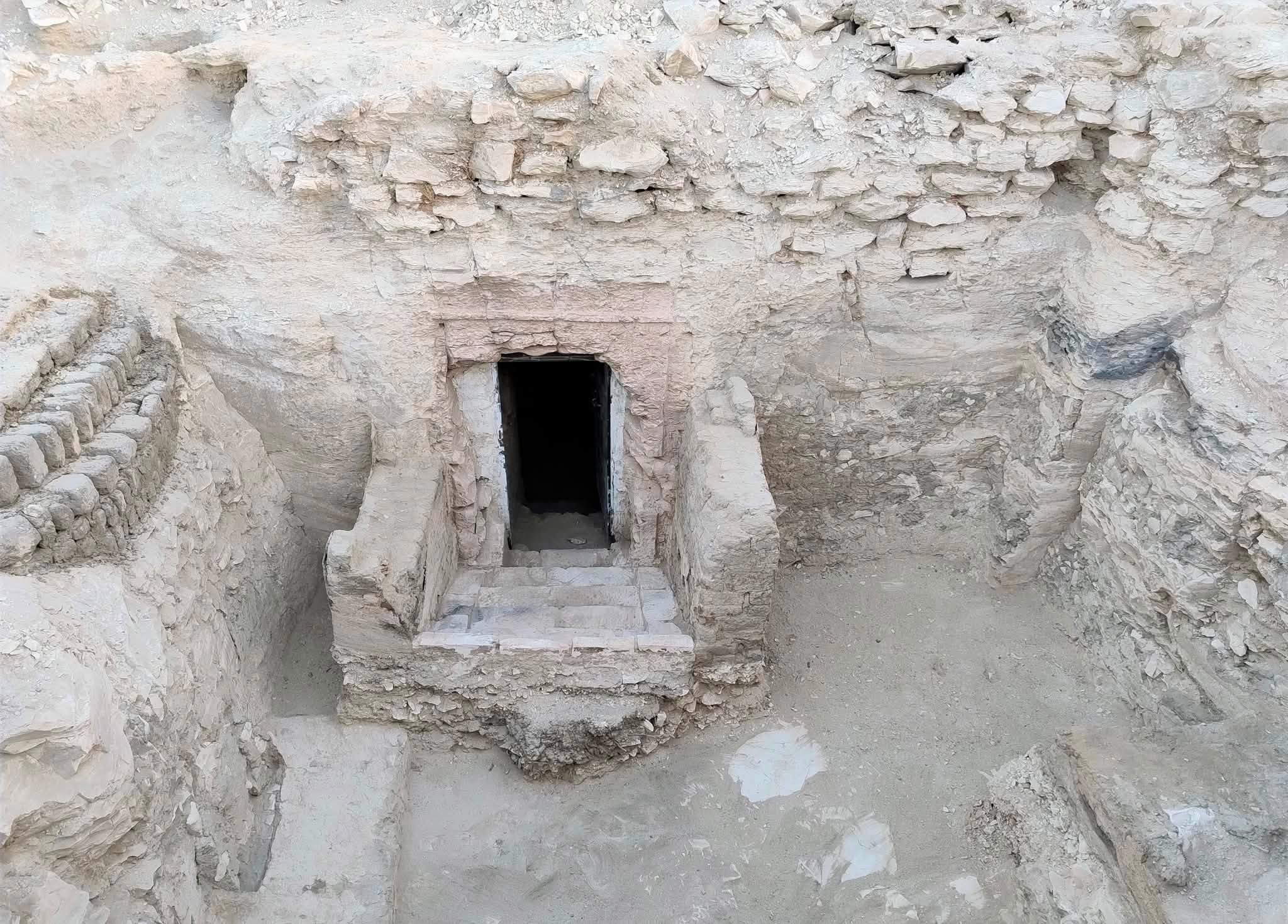 Egitto, scoperta a Luxor una nuova tomba dipinta dell’epoca ramesside: ma chi era Paser, il proprietario?