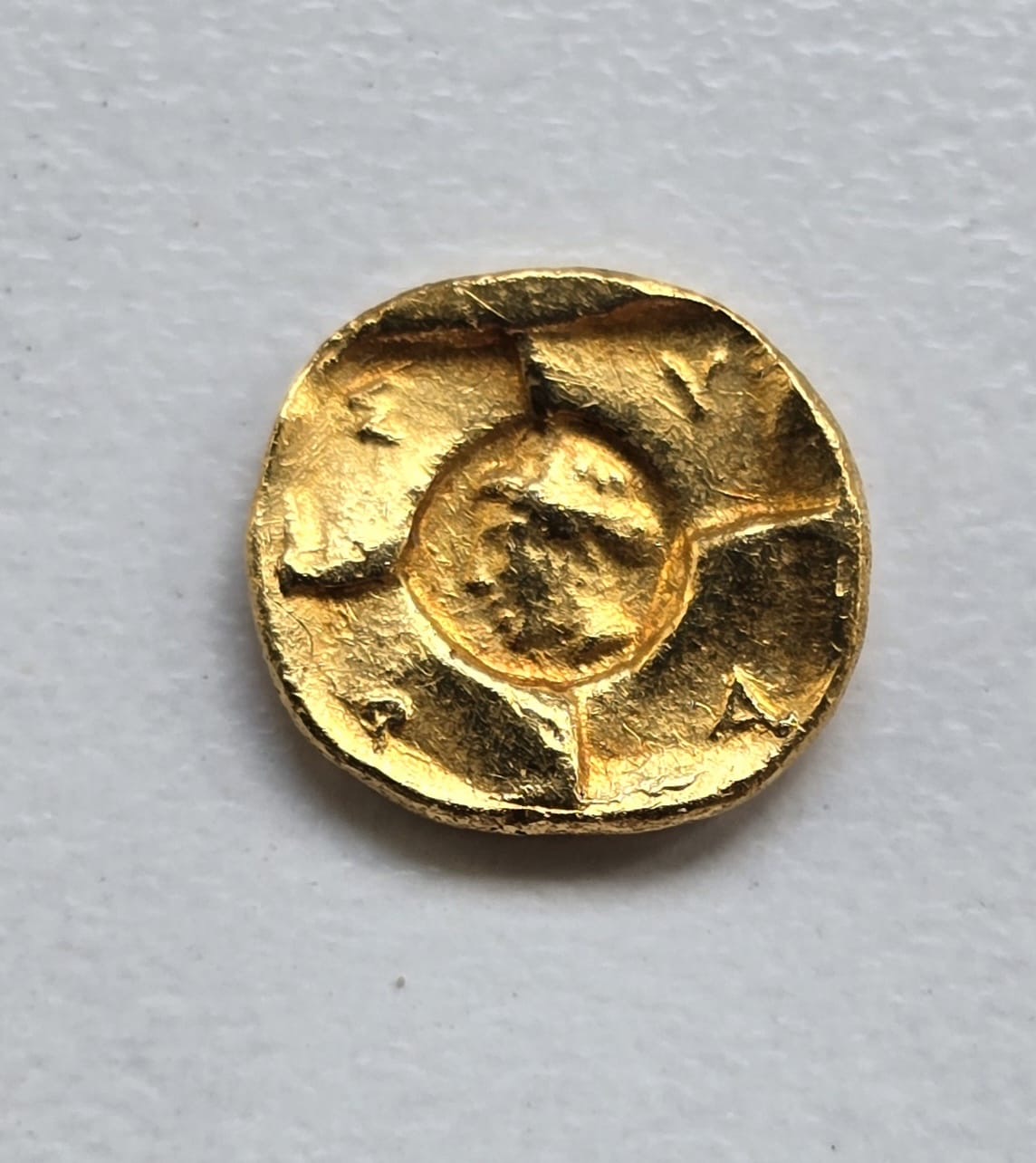 Agrigento, scoperta una rara moneta d’oro nella necropoli greca di Maddalusa