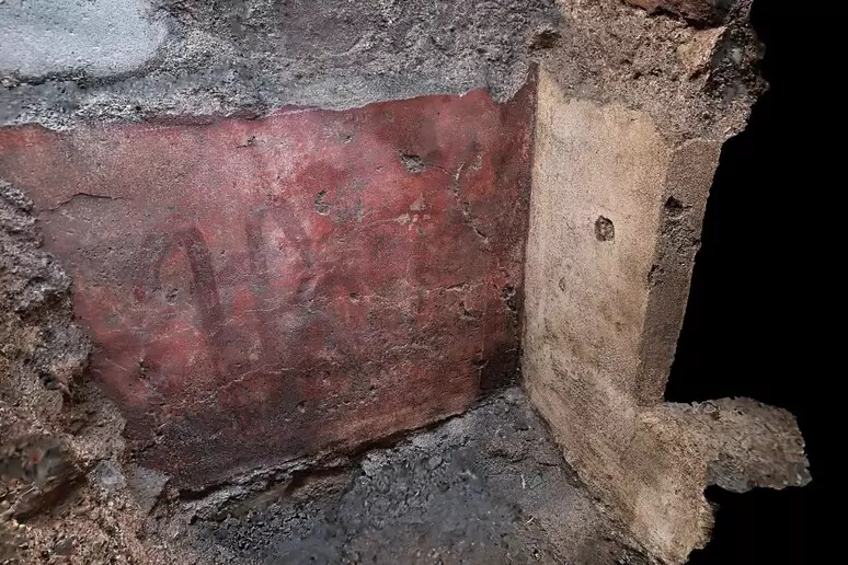 Lucca, riaffiora un edificio romano con affreschi e pavimenti in marmi colorati sotto via Duomo