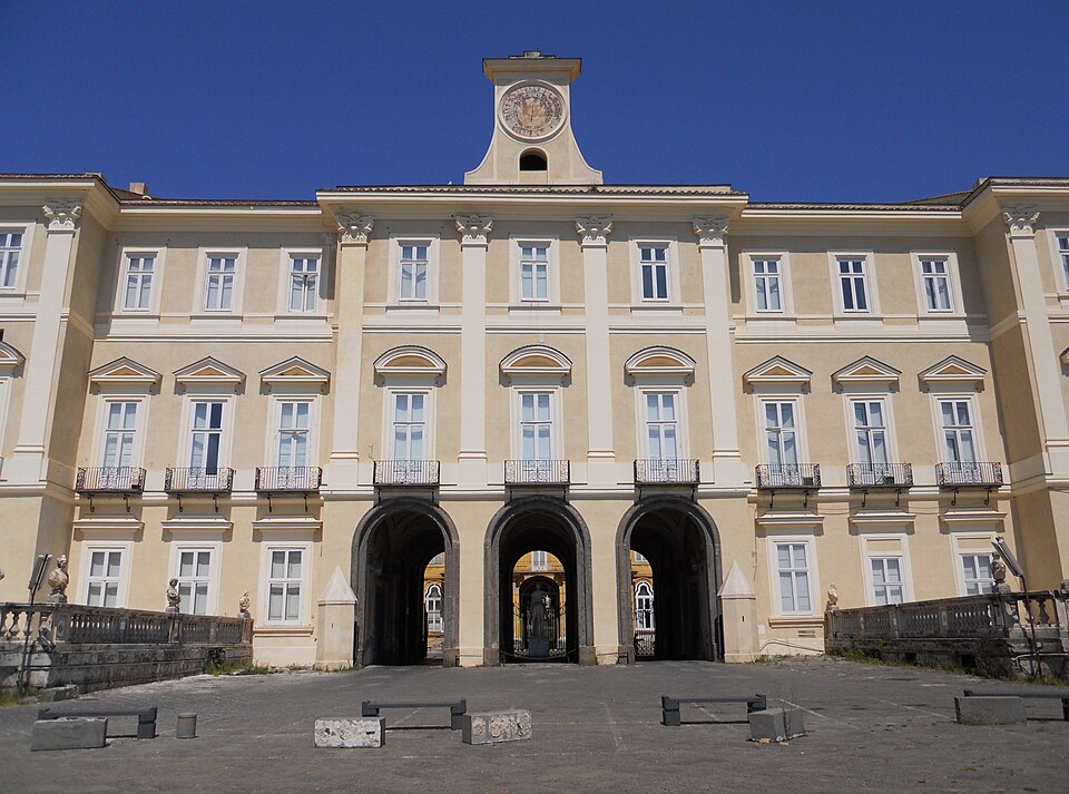 Reggia di Portici, al via il restauro dello Scalone monumentale: recuperate le antiche decorazioni