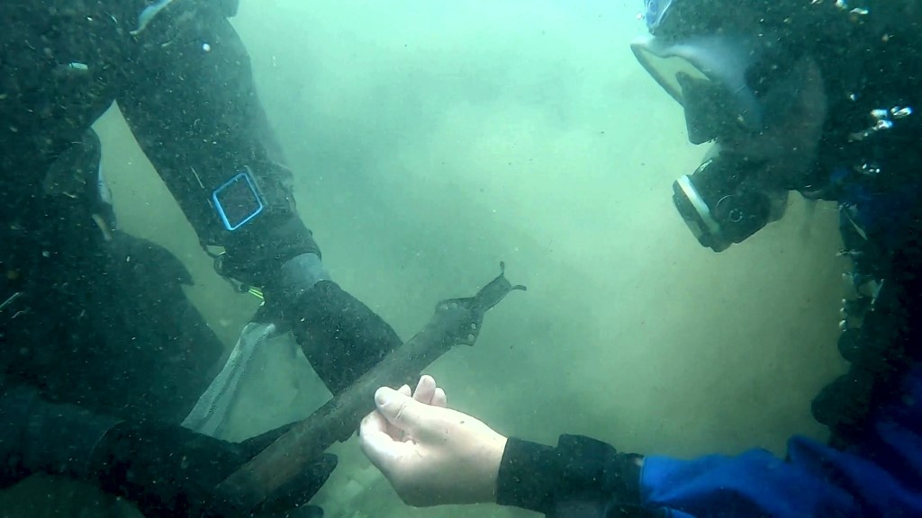Lago di Mezzano, recuperata una spada di 3.200 anni fa: è la terza trovata nel sito