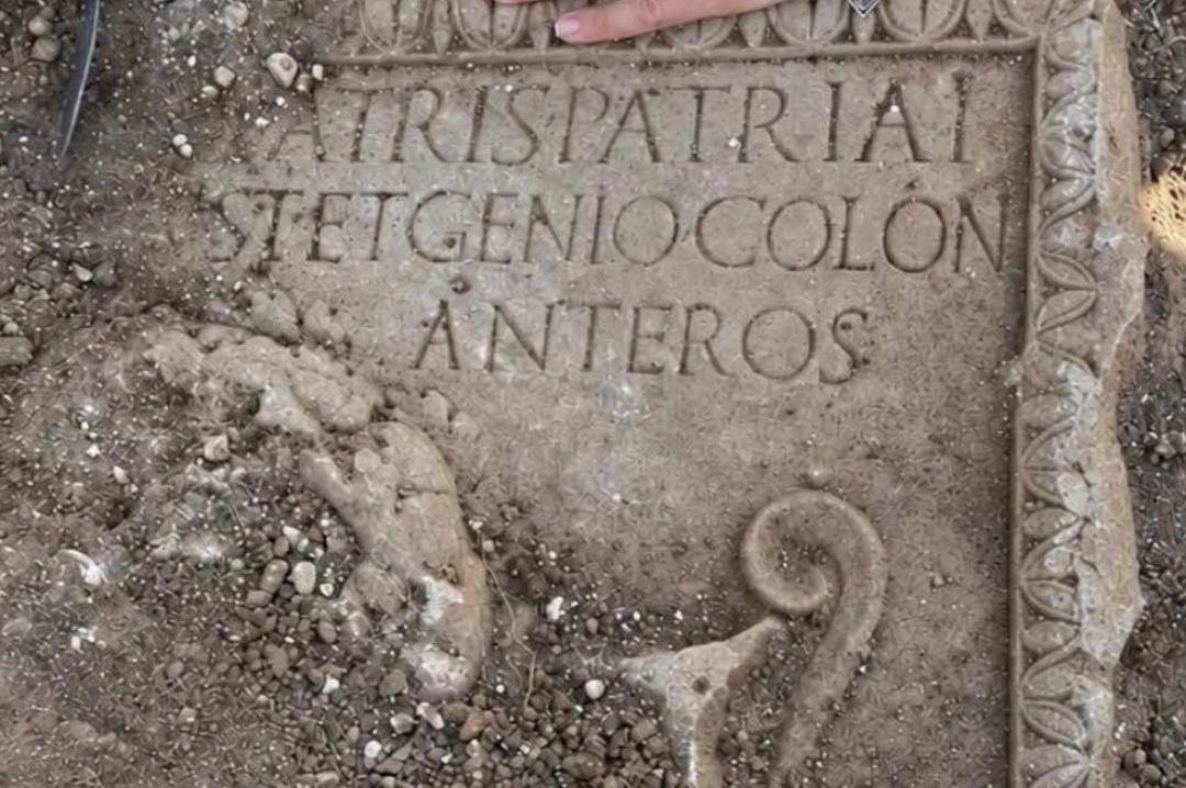 Aquinum, dalla città romana riemergono un cippo decorato e un altare votivo in marmo