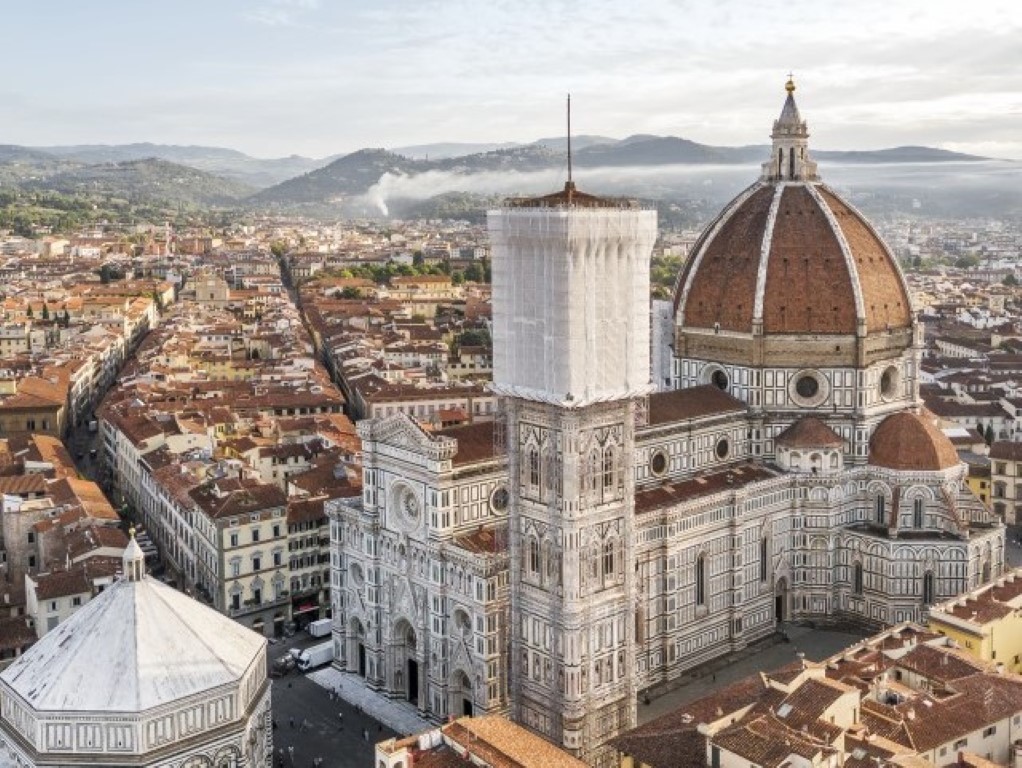 Campanile di Giotto, finito il ponteggio: il restauro parte dall’alto e protegge anche i falchi pellegrini | 📽️VIDEO