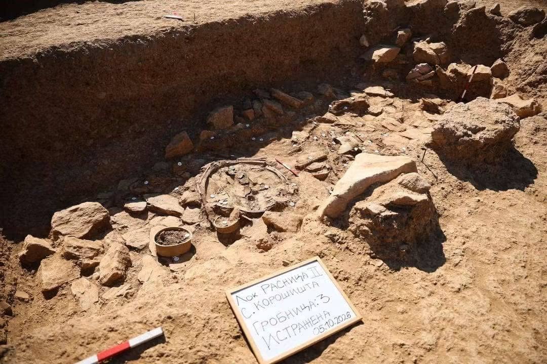 Elmo, armi, scudo e una maschera d’oro: in Macedonia del Nord torna alla luce la tomba di un guerriero del VI secolo a.C.
