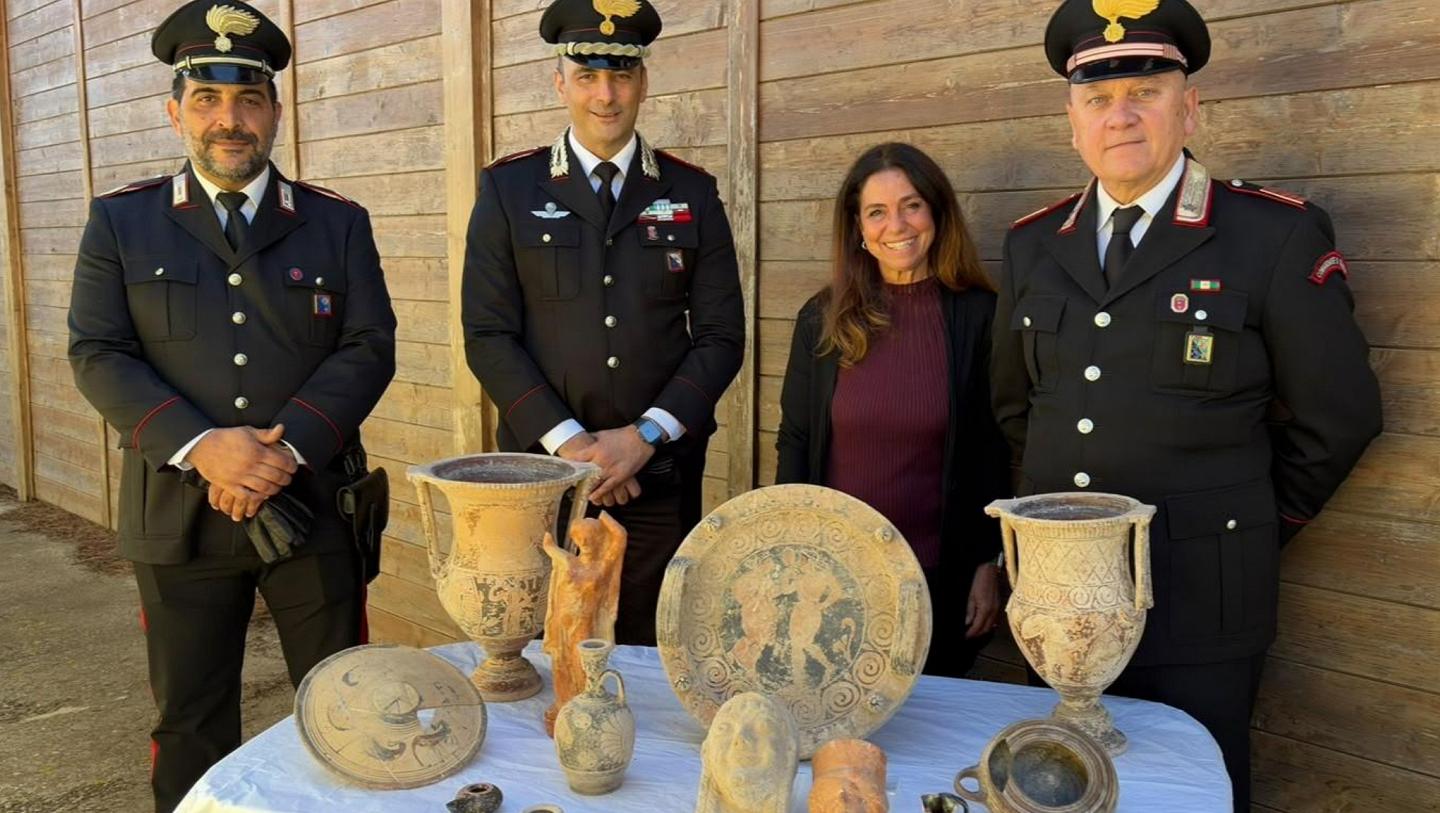 Dagli aironi etruschi ai guerrieri sui crateri: 54 reperti archeologici tornano a Cerveteri