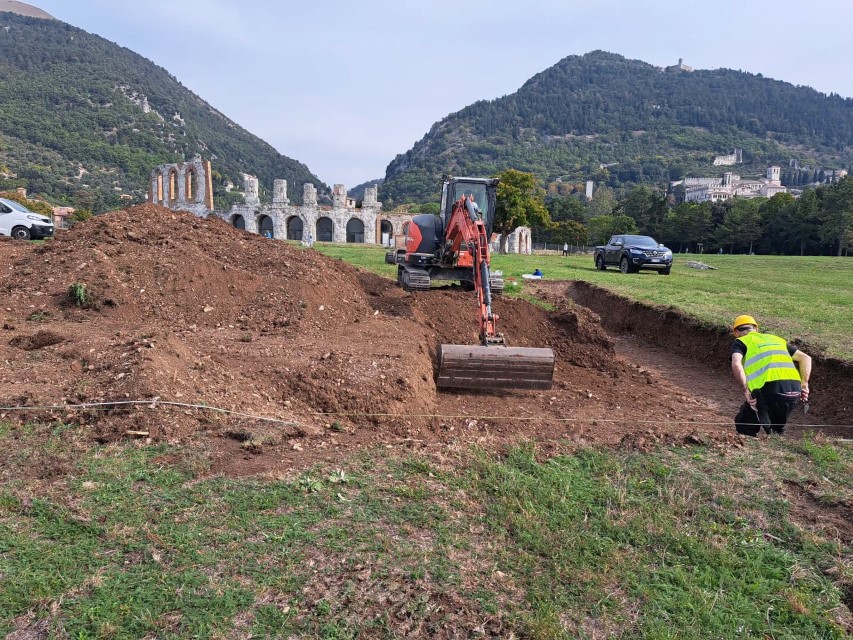 Gubbio, cosa c’era dietro il Teatro Romano? Al via una nuova campagna di scavo