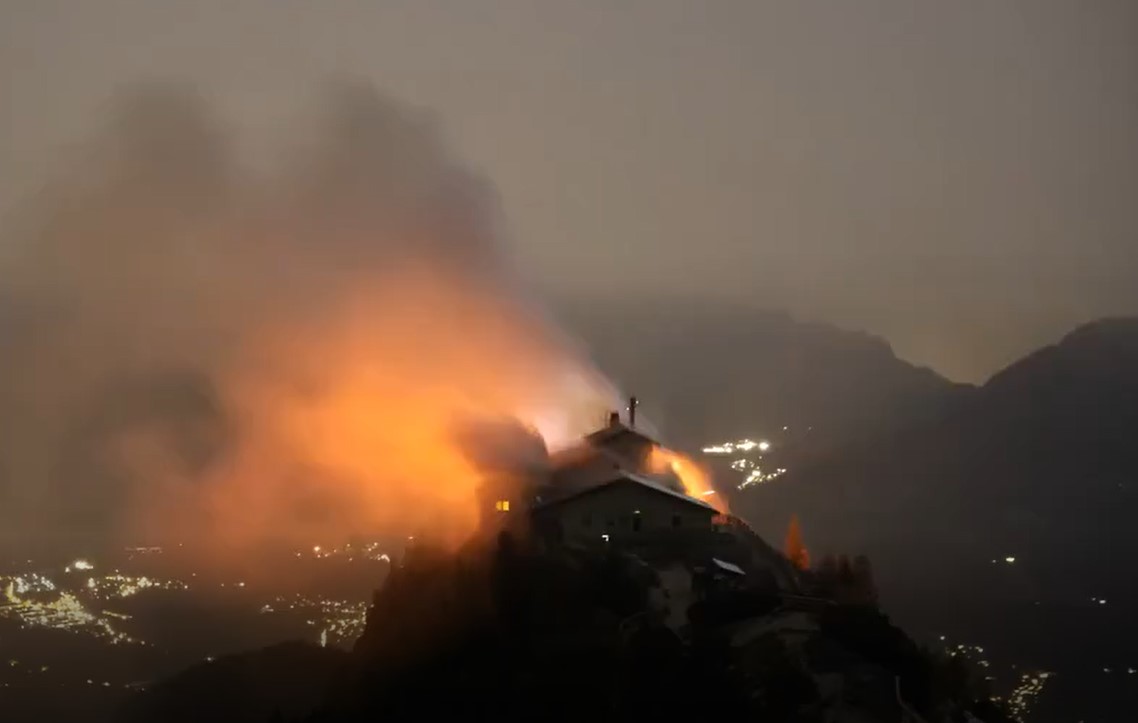Germania, un incendio devasta il Nido dell’Aquila, il rifugio di Hitler sulle Alpi bavaresi | 📽️VIDEO