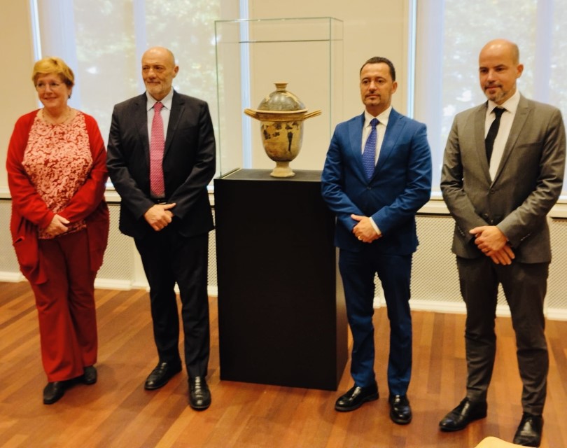 Centuripe, torna a casa dalla Olanda una preziosa pisside del III secolo a.C.