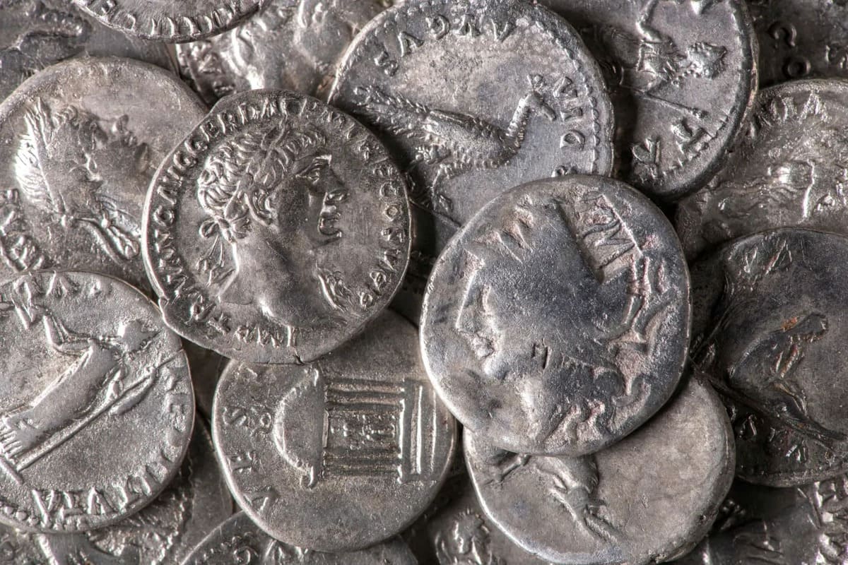 Germania, scoperto a Wesseling un sensazionale tesoro romano: quasi mille monete, oltre 3 Kg d’argento
